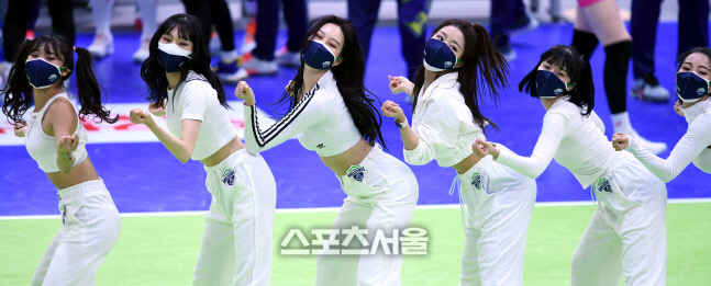 [포토] 현대건설 치어리더 '매혹적인 눈빛'