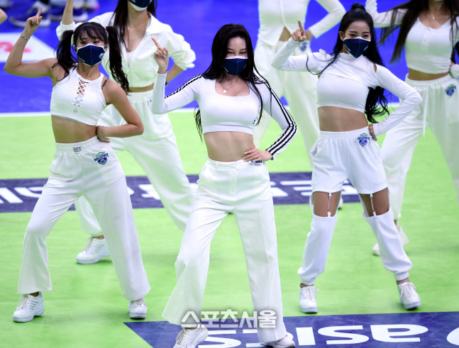 [포토] 현대건설 치어리더 '불 타오르는 눈빛'