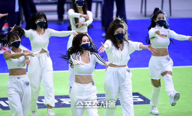 [포토] 현대건설 치어리더 '승리를 위하여'