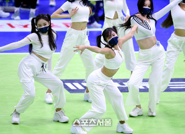 [포토] 현대건설 치어리더 '학처럼 우아하게'