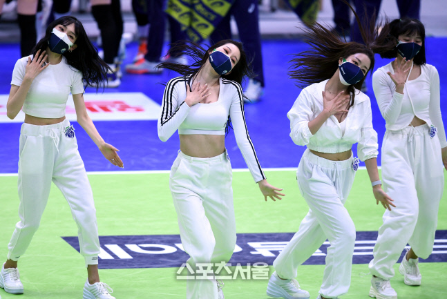 [포토] 현대건설 치어리더 '배구코트 후끈후끈'