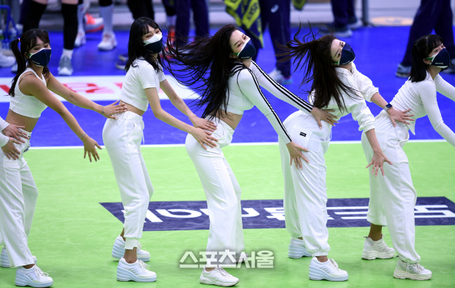 [포토] 현대건설 치어리더 '유연하게'