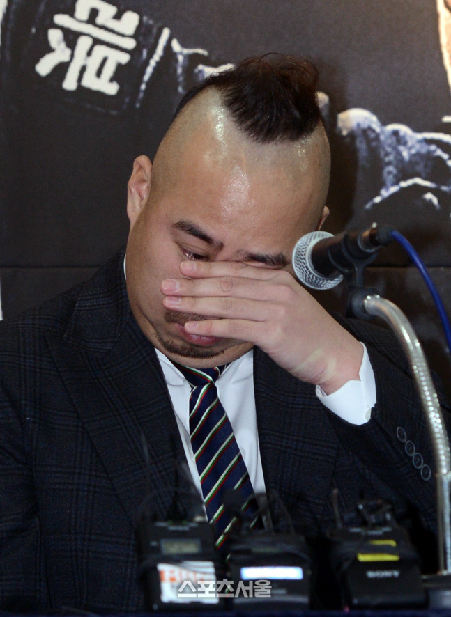 [포토]은퇴 두산 유희관, 눈물이...