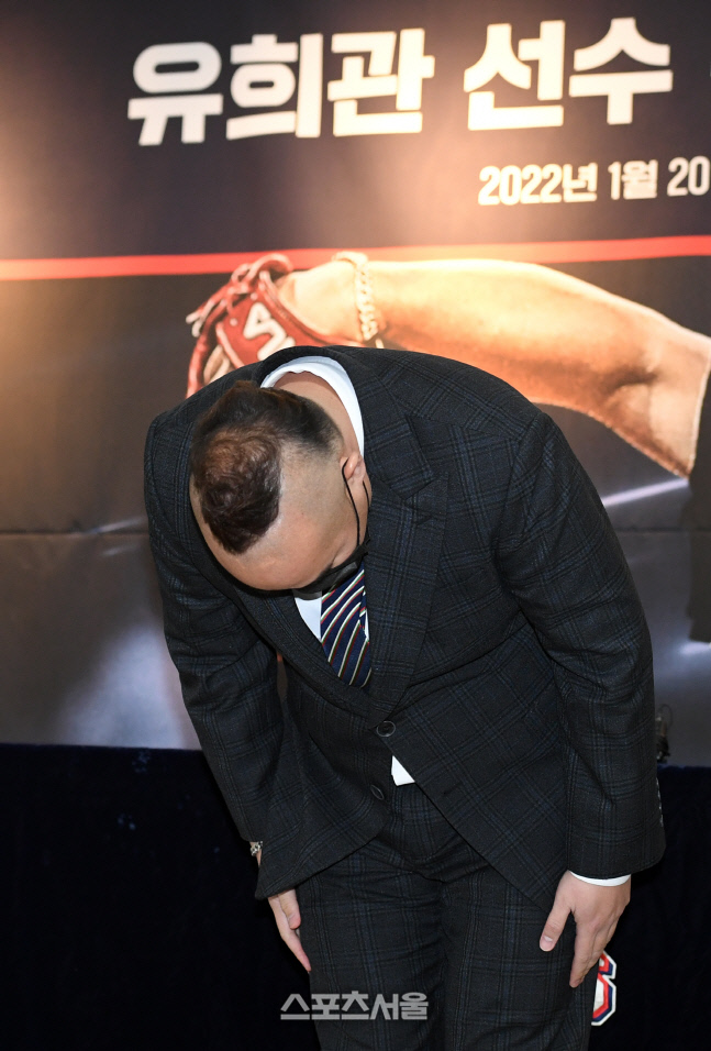 [포토]두산 유희관 은퇴, '그동안 감사했습니다!'