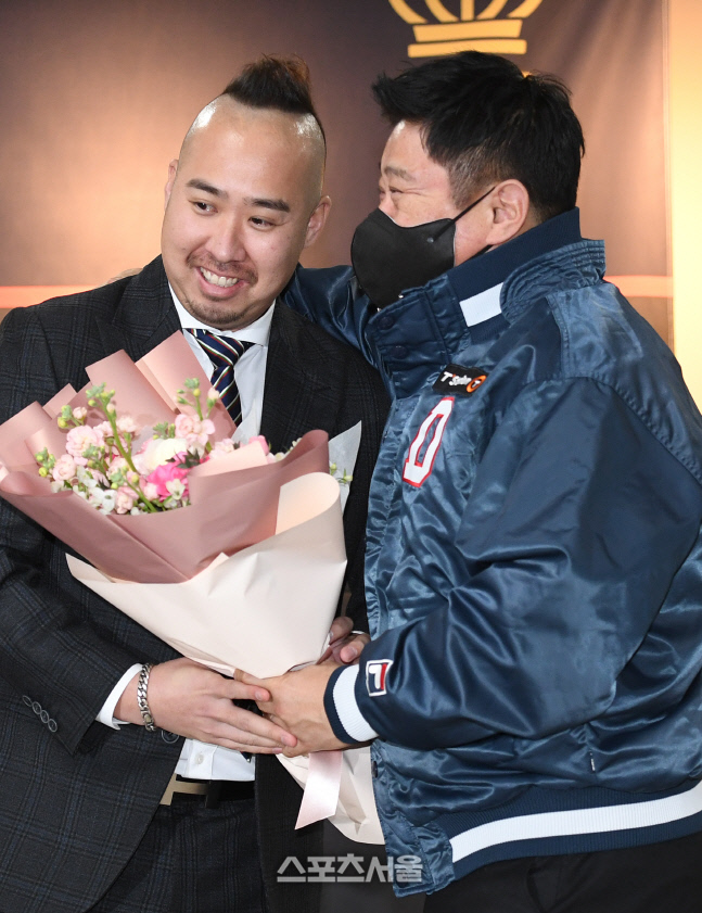 [포토]두산 유희관 은퇴 기자회견, 김태형 감독과...