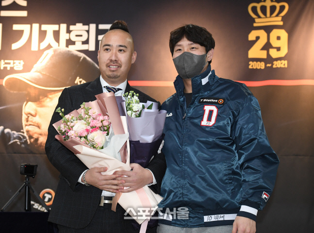 [포토]은퇴 유희관, 영광의 순간을 함께 한 박세혁과...