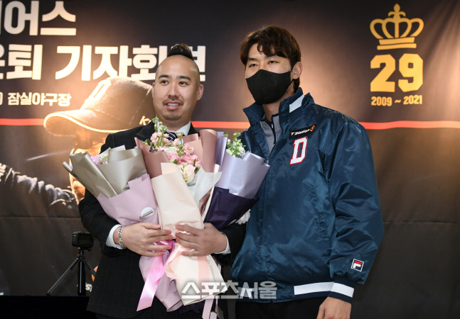 [포토]유희관의 은퇴를 축하하는 홍건희