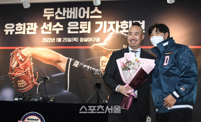 [포토]은퇴하는 두산 유희관, 최원준의 축하 속에...