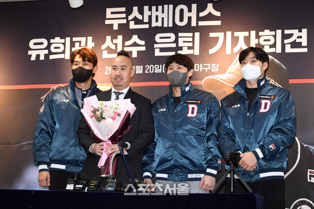 [포토]은퇴 유희관, 홍건희-박세혁-최원준과!