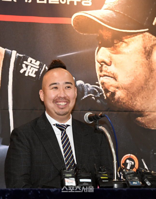 [포토]은퇴하는 두산 유희관, 웃으며 떠납니다!