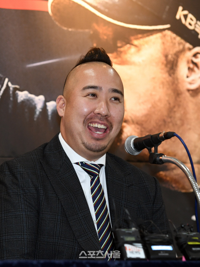 [포토]두산 유희관, 웃으며 은퇴합니다!