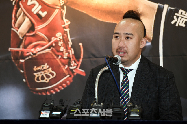 [포토]은퇴 기자회견하는 두산 유희관