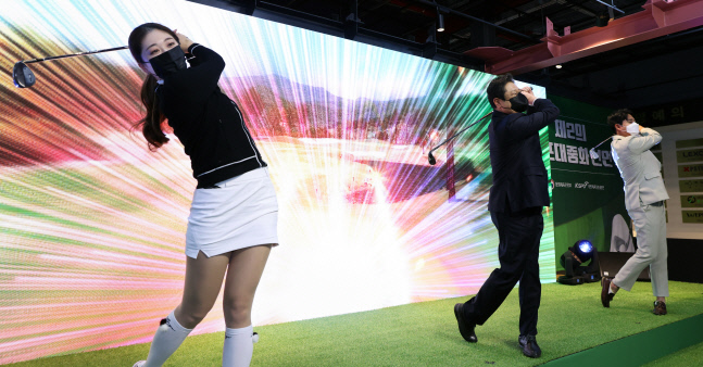\'제2의 골프 대중화 선언\' 퍼포먼스 하는 황희 장관