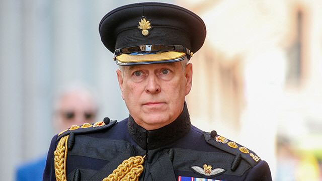 '미성년자 성폭행 의혹' 英 앤드루 왕자,SNS도 퇴출