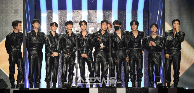 [포토]오메가엑스, 서울가요대상 신인상 수상