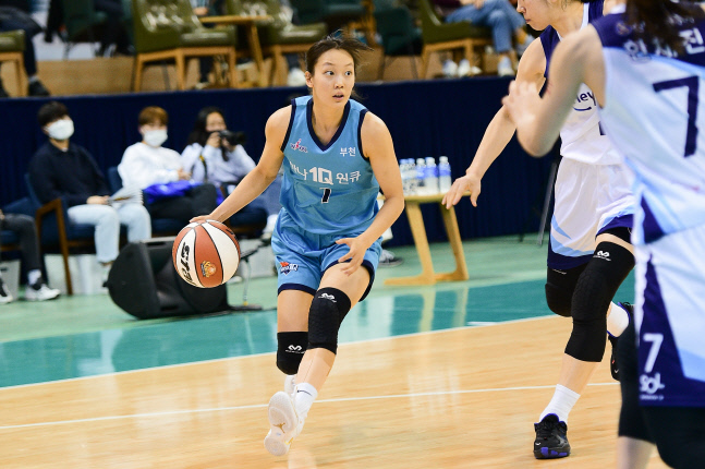 '신지현 22점 폭발' 하나원큐 6연패 탈출, 신한은행 꺾고 올해 첫 승[SS현장]