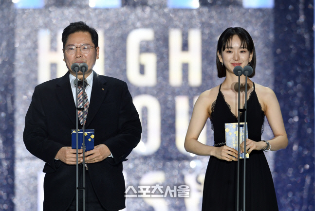 [포토]서울가요대상 최고음원상 발표하는 이삼걸 대표와 배우 원진아