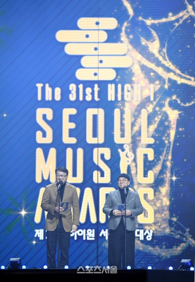 [포토]서울가요대상 대상 발표하는 이장혁 대표와 김수철 위원장