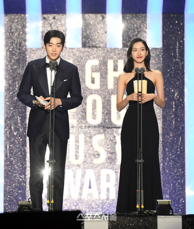 [포토]강훈-한지현, 서울가요대상 시상자로!