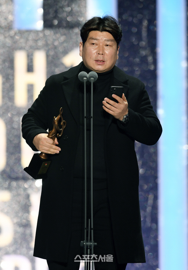 [포토]이펙스의 신인상 수상 소감 대신 전달하는 황상훈 이사