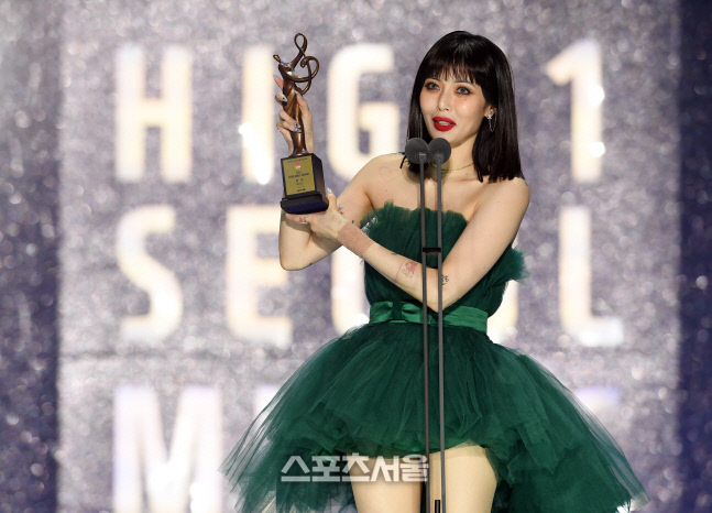 [포토]현아, '헤이즈에게 본상 잘 전달할게요!'