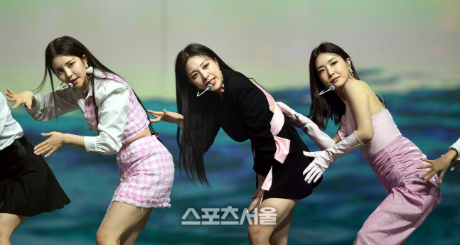 [포토] 브레이브걸스 유정-은지-유나 '치맛바람 살랑살랑'