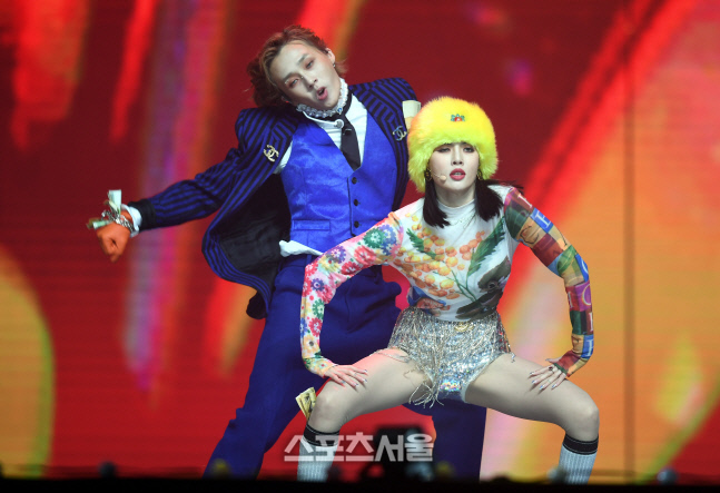 [포토] 현아&던 '강렬한 핑퐁 무대'