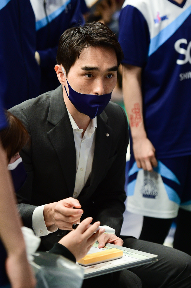 3연패 빠진 신한은행, 구나단 감독 “에이스 존재감 있어야 팀 색깔 있다”[패장]