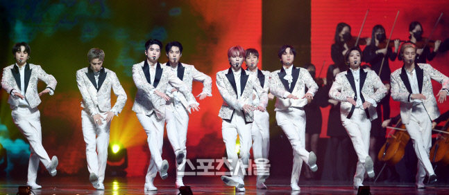 [포토] NCT127, 아름다운 오케스트라 선율에 몸을 맡긴 채