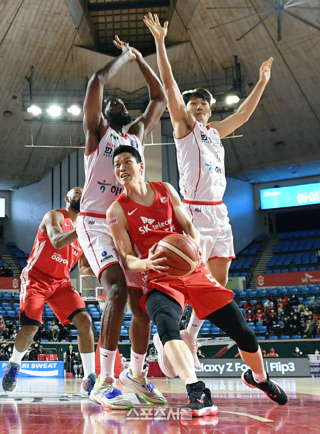 [포토]SK 김선형, 과감한 골밑 공격