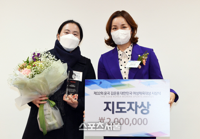 [포토]배드민턴 이경원 코치, 윤곡 김운용 여성체육대상 지도자상 수상
