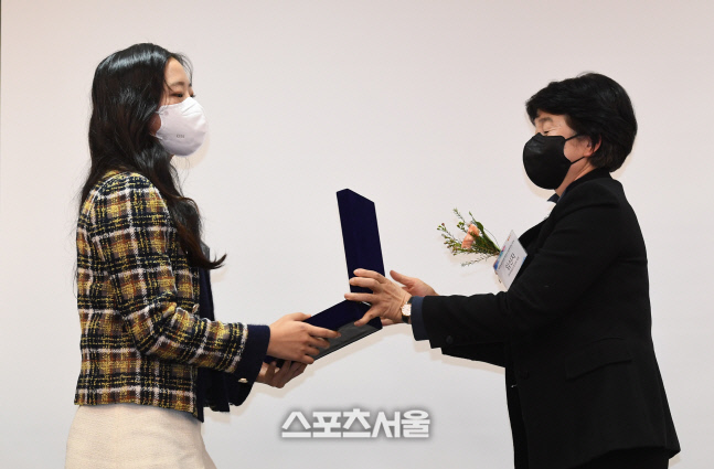 [포토]윤곡 김운용 여성체육대상 신인상 수상하는 신유빈
