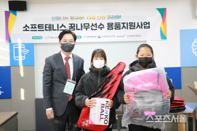 정인선 회장과 행당초교 정구선수들