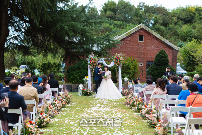 완주군 비비정 야외웨딩 장소 ‘인기’…만경강 풍경 한 폭의 그림
