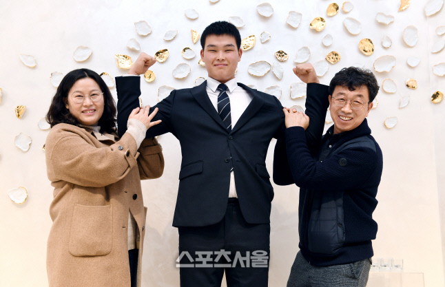 "인간미 넘치는 선수가 되길" 아버지가 아들 최지민에게 전한 진심[설 인터뷰]