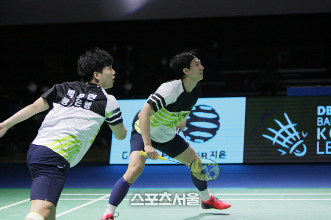 광주은행의 박무현(왼쪽)-고석건. 한국실업배드민턴연맹 제공