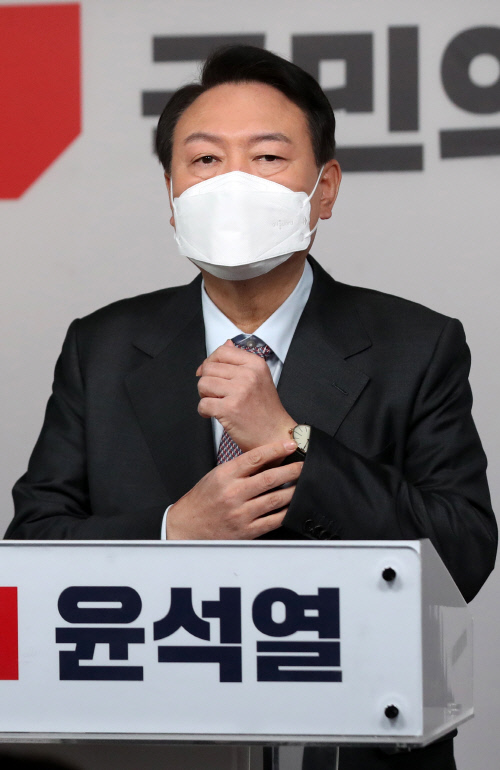 정치 분야 공약 발표 준비하는 윤석열<YONHAP NO-2528>