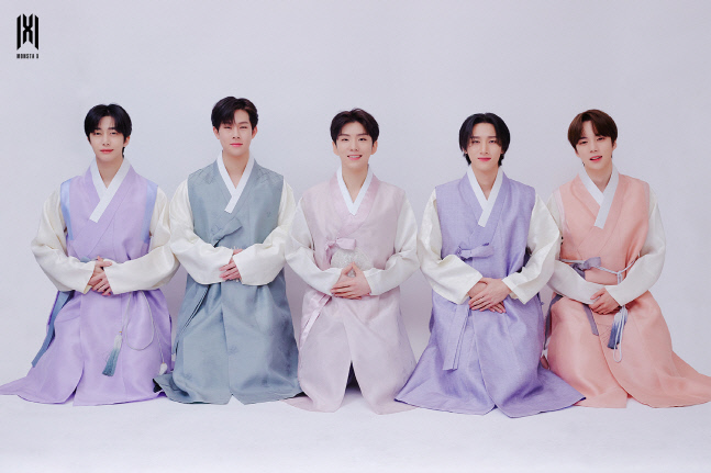 08_몬스타엑스_한복_단체 (1)