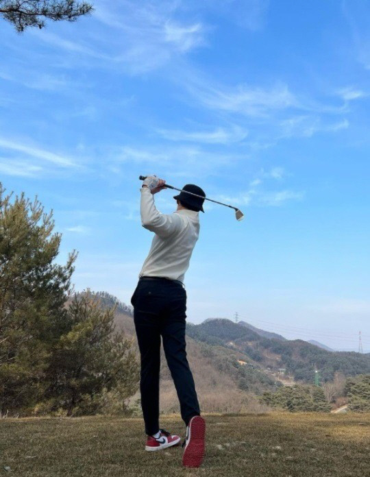 "골프 광고인가?" 박서준,골프장서 우월한 기럭지+완벽 자세 '훈훈'[★SNS]