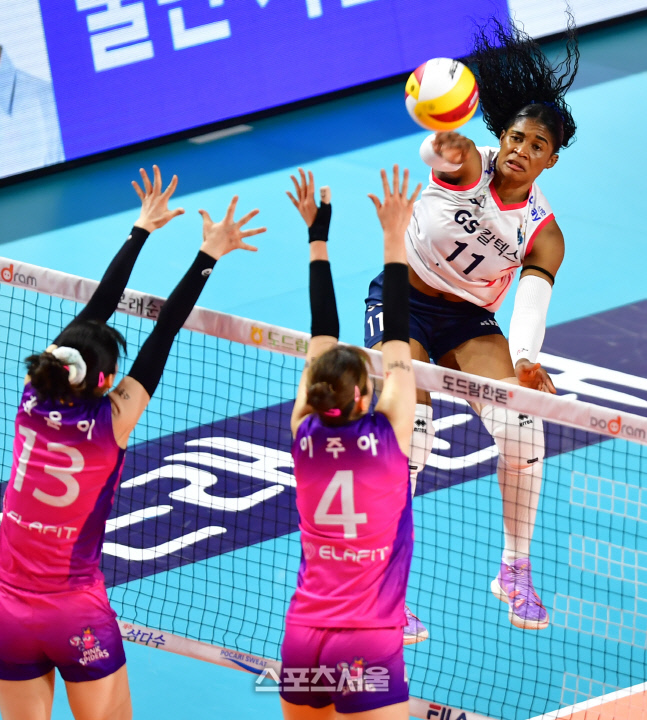 GS칼텍스, 모마 26점 앞세워 2연승...흥국생명 완파