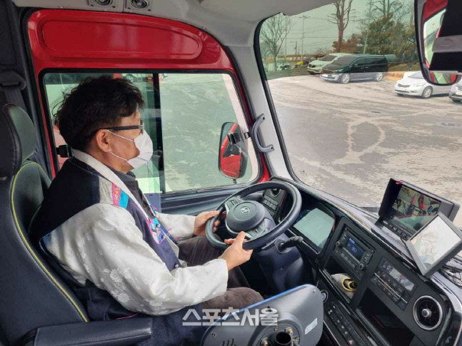 전주시, 설날 시내·마을버스 한복데이 운영…운전사 180여 명 생활한복 입고 버스 운행