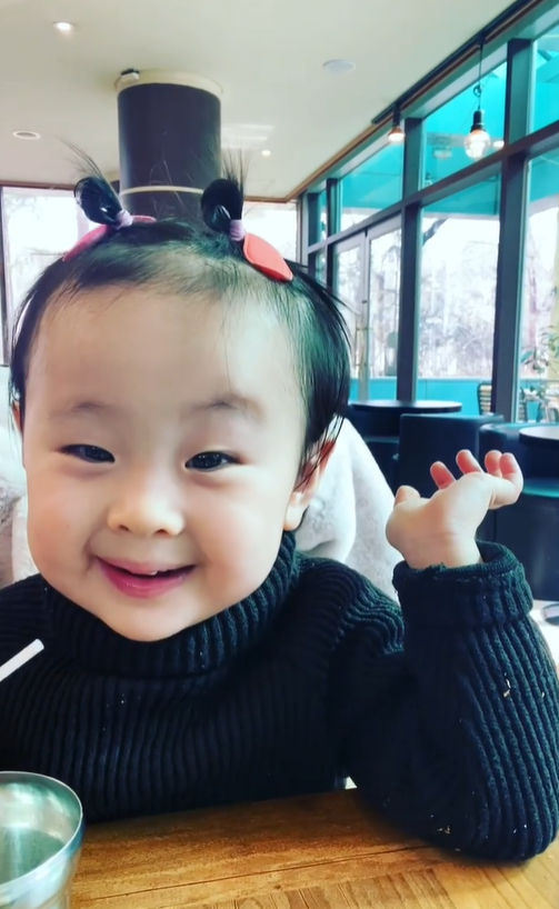 하하, 유재석 딸 보고 계획했다는 '표정부자' 막둥이 4세 딸 공개[★SNS]