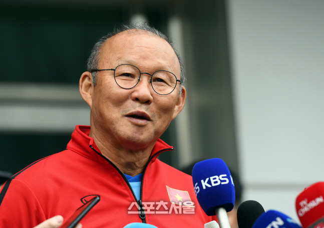 中에 굴욕 안기며 최종예선 첫 승점…박항서 감독 또 새 역사