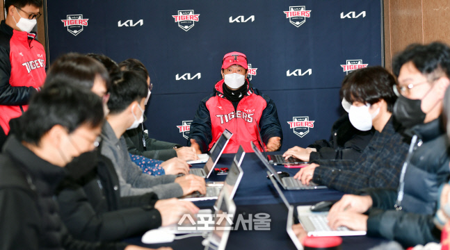 스프링캠프 지휘하는 KIA 김종국 감독[포토]