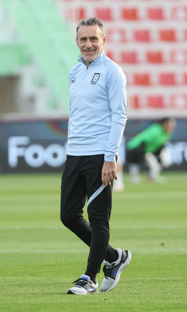 훈련 모습 지켜보는 벤투 감독