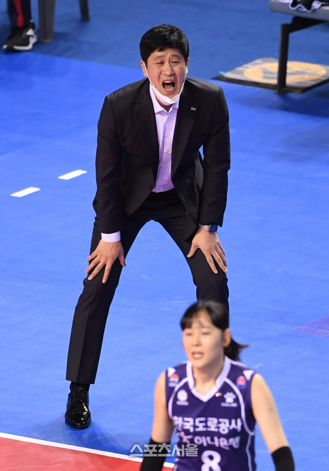 [포토]한국도로공사 김종민 감독, 애타게...