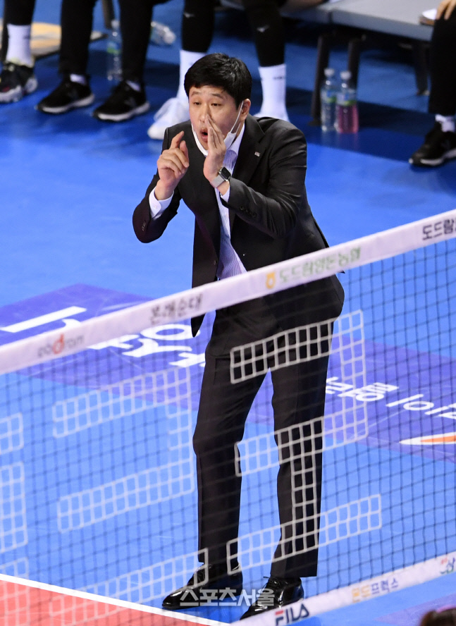 [포토]작전 지시하는 도로공사 김종민 감독