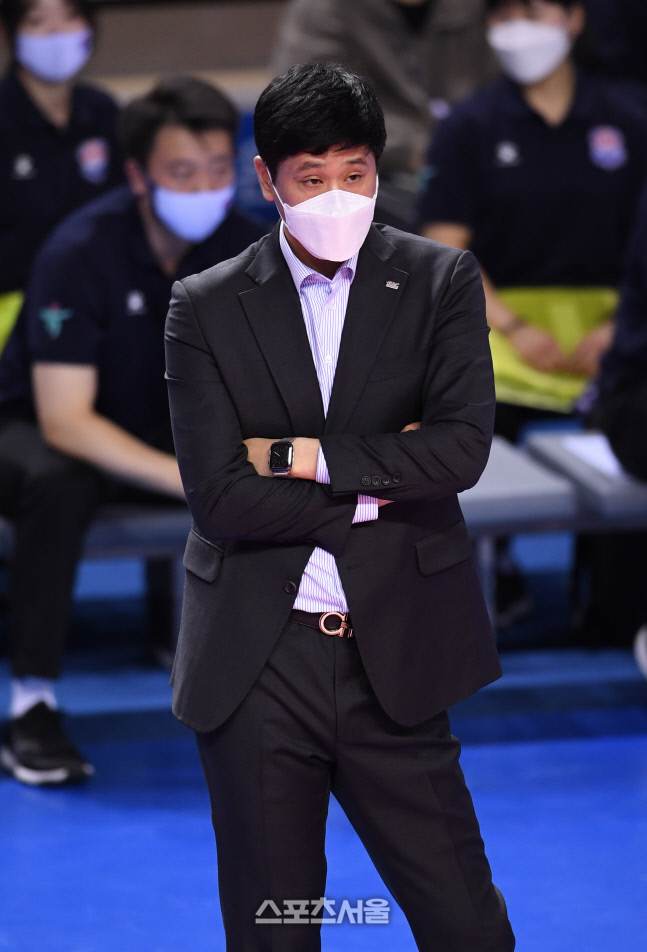 [포토]도로공사 김종민 감독, 매서운 눈빛으로!