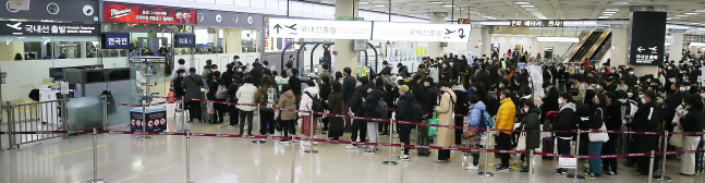 \'설 연휴 끝\' 길게 늘어선 줄