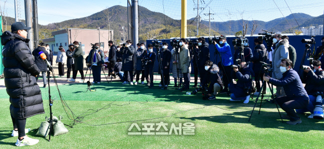 훈련에 앞서 기자회견하는 류현진 [포토]